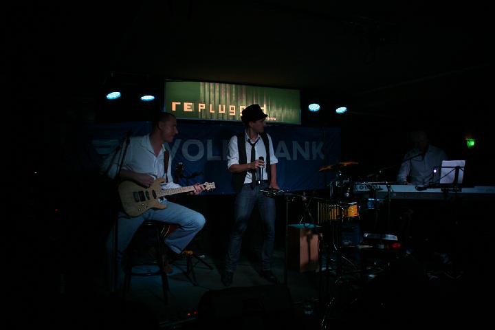 2008-11-28 M3_live at replugged 131.jpg